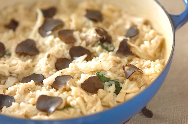 青いお皿にきのこ5種のリゾットが盛られている