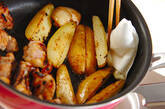 チキンと皮付きポテトのハーブ炒めの作り方2