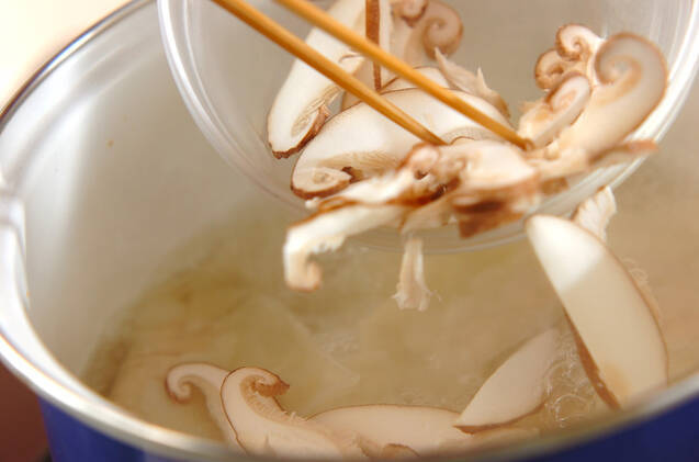 ワンタンとシイタケのスープの作り方の手順4