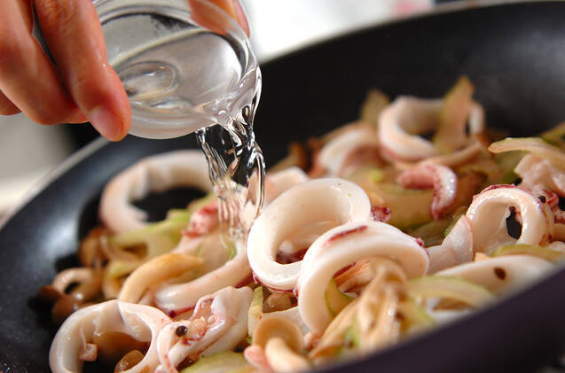 イカとセロリの酒塩炒めの作り方の手順3