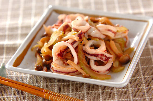 セロリとイカときのこの炒め物