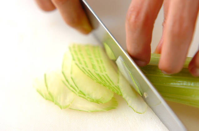 イカとセロリの酒塩炒めの作り方の手順2