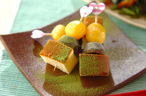 和食器の盛られた和菓子ピンチョス