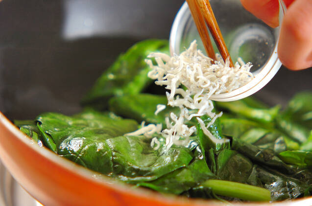 ホウレン草とジャコのバター炒めの作り方の手順2