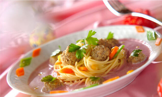 白い皿に盛り付けた手作りミートボールのスープパスタ