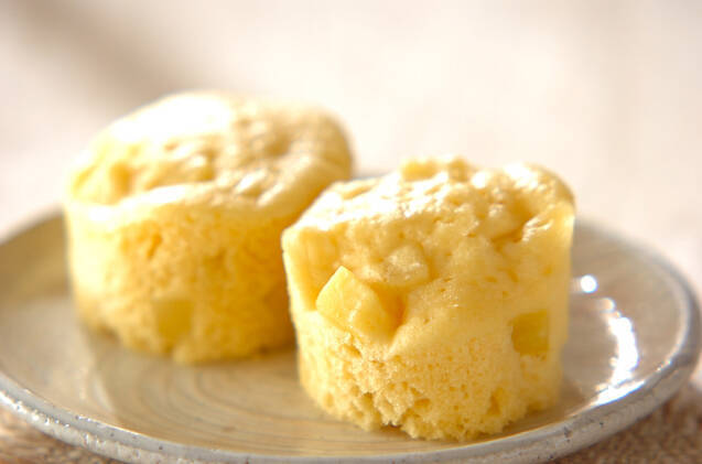 丸いプレートにのせたふたつのさつまいも蒸しパン