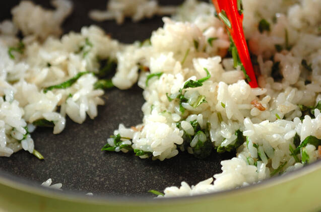 ルッコラとアンチョビの炒めご飯の作り方の手順3