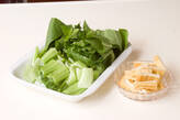 青菜と油揚げの煮物の下準備1
