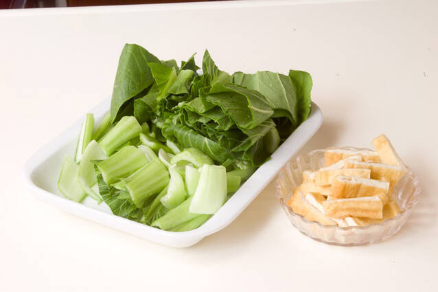 青菜と油揚げの煮物の作り方の手順1
