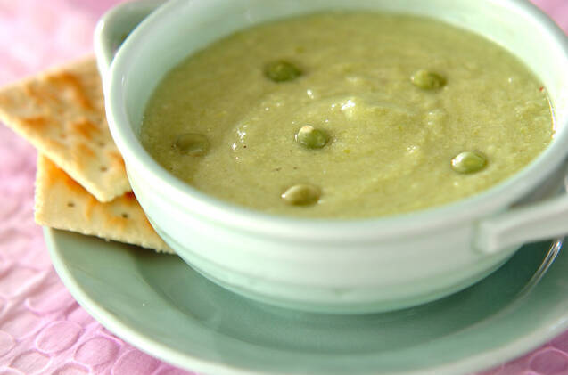 白いスープカップに入ったえんどう豆とアボカドのポタージュ