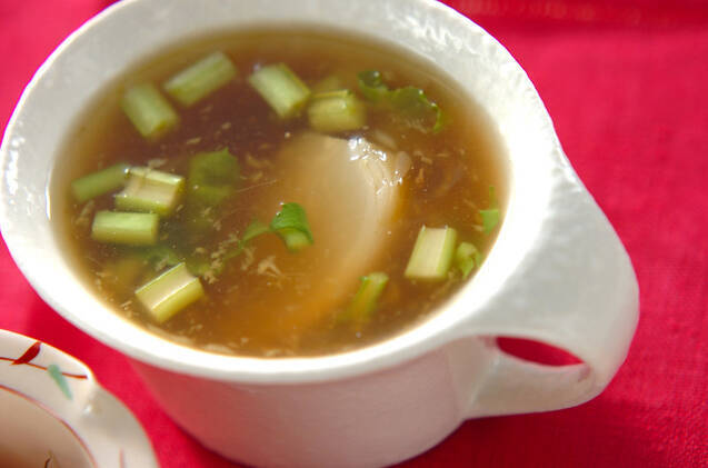 白いカップに入っているかぶの実と葉、しょうがのとろみスープ