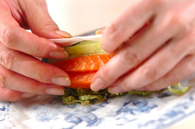 アボカドとサーモンの生春巻きの作り方の手順4