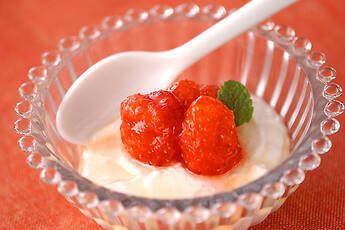 カッテージチーズの苺ソースがけ