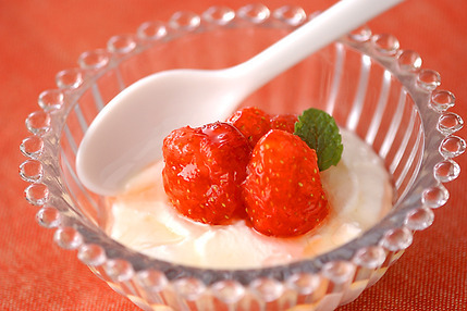 カッテージチーズの苺ソースがけ