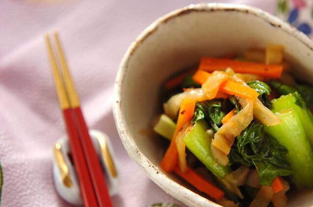 白っぽい色の器に盛られたくらげとチンゲン菜の中華和え