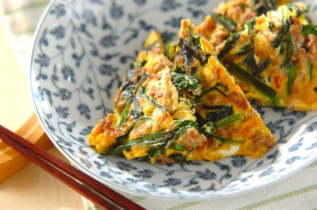 器に盛りつけられたニラ入りの卵焼き