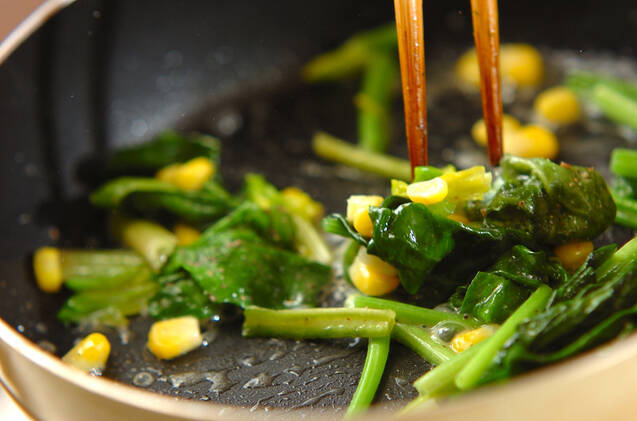 ホウレン草とコーンのソテーの作り方の手順2