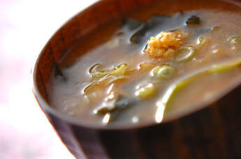 ジャガイモとキヌサヤのみそ汁