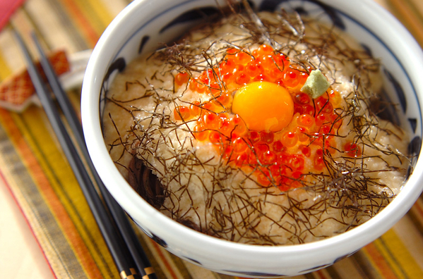 青い模様の丼鉢に盛りつけられたいくらトッピングのとろろ月見そば