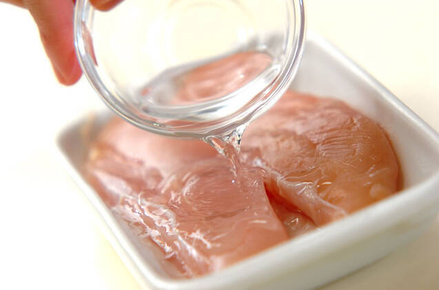 蒸し鶏とセロリのスパイスマリネの作り方の手順1