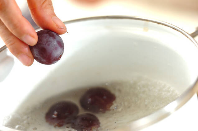 巨峰の生ハム巻きの作り方の手順1