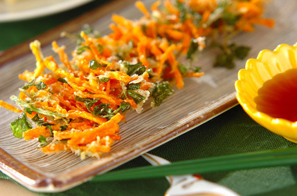 茶色い皿に盛られたクレソンのかき揚げ