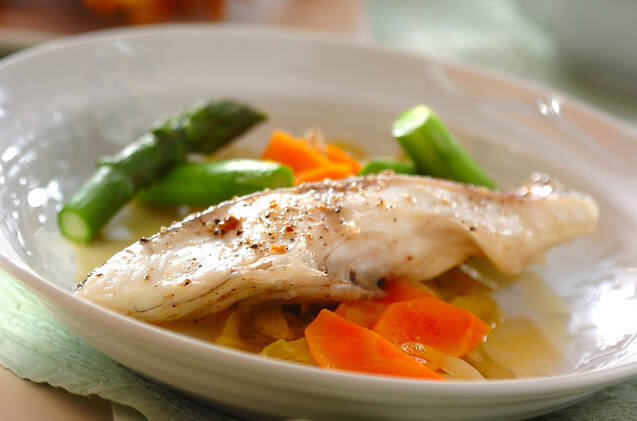 陶器に盛り付けた鯛の蒸し煮