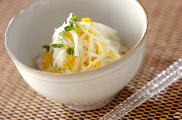 大根と黄菊のサラダ