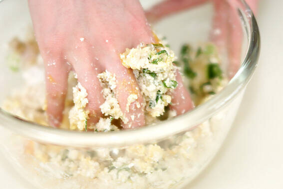 ふんわり柔らか 豆腐ハンバーグ 崩れるのを防ぐコツ by中島 和代さんの作り方の手順2