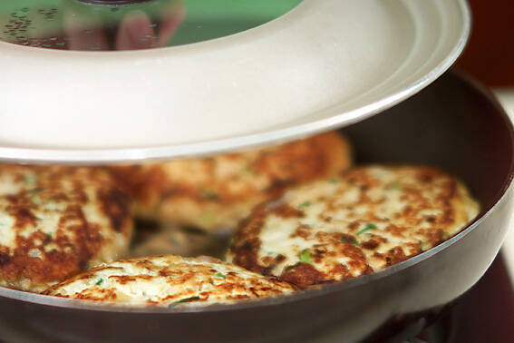 ふんわり柔らか 豆腐ハンバーグ 崩れるのを防ぐコツ by中島 和代さんの作り方の手順4