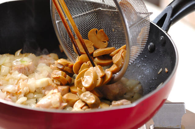 市販のデミグラス缶で！簡単チキンドリアの作り方の手順2