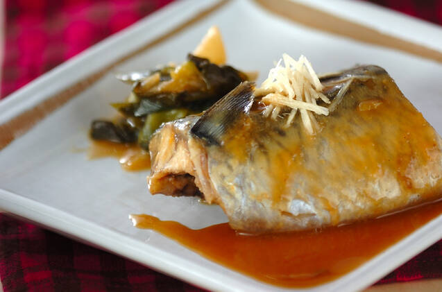 鯖に熱湯をかけてから酒、みりん、砂糖、みそで煮た鯖のみそ煮。