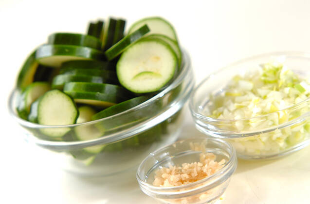 ピリ辛コク旨！豚肉とズッキーニの中華炒めの作り方の手順2