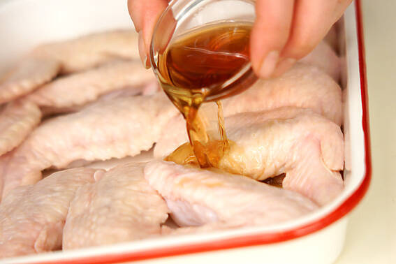 鶏手羽先の五香粉風味揚げの作り方の手順1