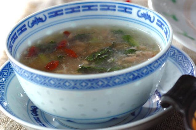 中華のスープ皿に注がれたツナとかぶの葉のスープ