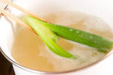 白ネギとエノキのスープの作り方4