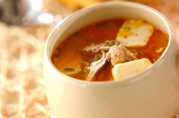 白い器に盛り付けられた、キムチのみそスープ