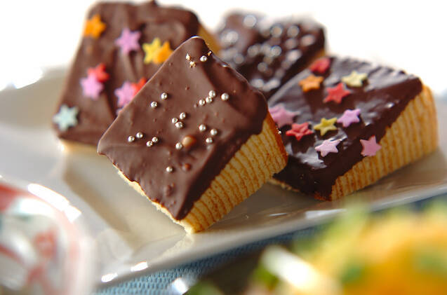 白色の皿に盛られたチョコバウムクーヘン