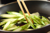 イカとアスパラのペッパー炒めの作り方3