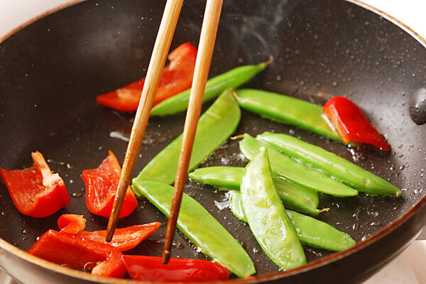 キヌサヤのみそ炒めの作り方の手順3