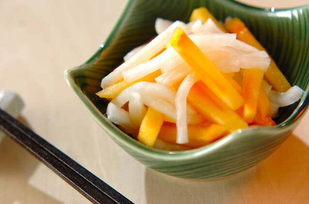 緑色の器に盛られた柿と大根のなます