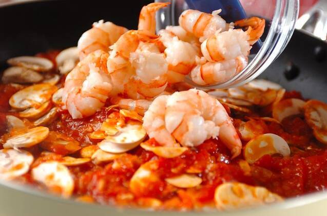 エビとトマトのチーズパスタの作り方の手順4