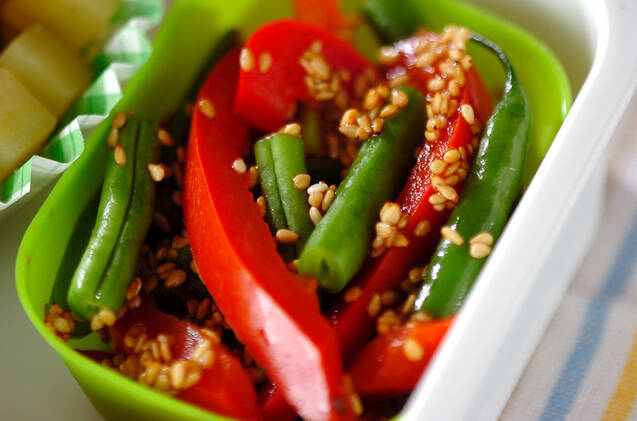 サヤインゲンとパプリカのゴマ和え