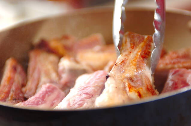 骨付きバラ肉のショウガ炒め煮の作り方の手順2