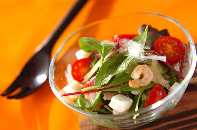 ガラス製の小鉢に盛りつけられた寒天とシーフード入りのサラダ