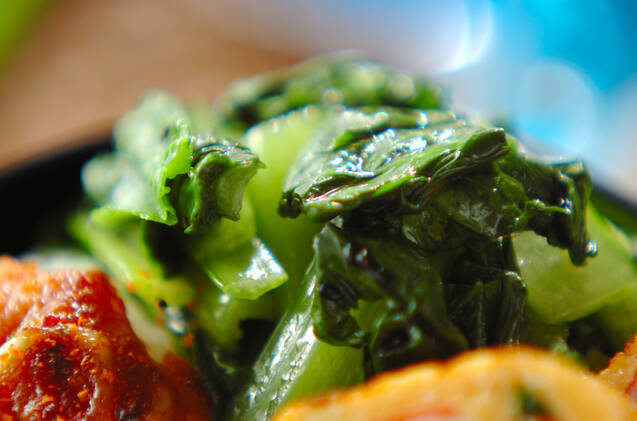 皿に盛り付けられた小松菜のナムル