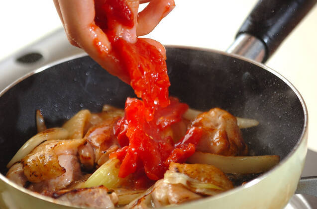 鶏肉と玉ネギのトマト煮の作り方の手順2