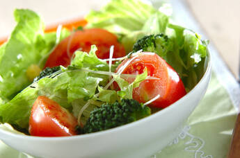 レタスの彩りサラダ