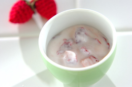 イチゴのヨーグルト和え