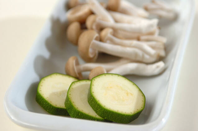 ズッキーニとキノコのソテーの作り方の手順1